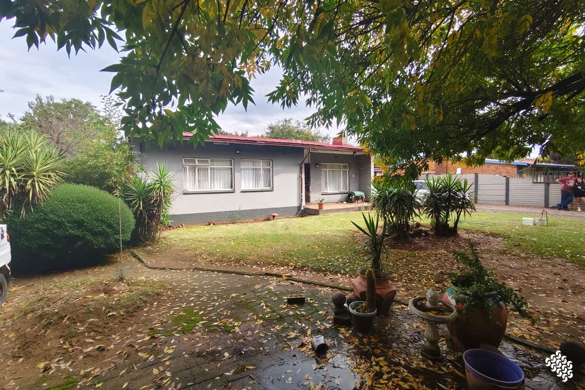 Charming Family Home with Great Potential – Walking Distance to Schools! - Photo 2