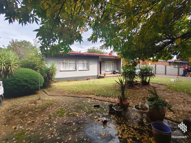 Charming Family Home with Great Potential – Walking Distance to Schools! - Photo 2