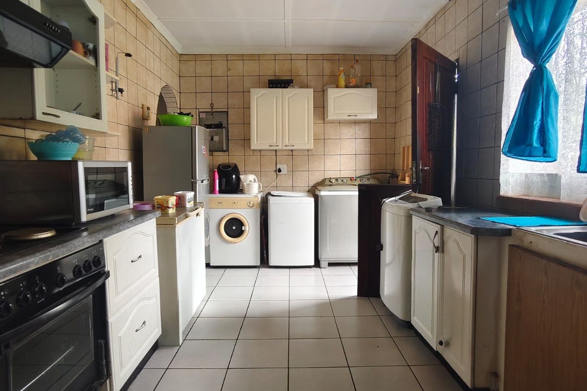 Charming Family Home with Great Potential – Walking Distance to Schools! - Photo 5