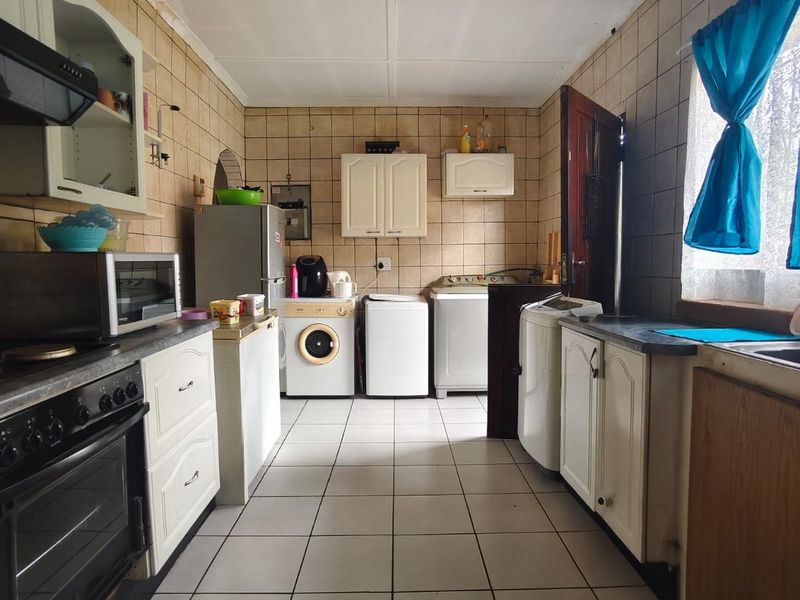 Charming Family Home with Great Potential – Walking Distance to Schools! - Photo 5