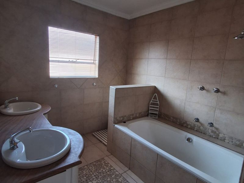 Luxury Riverside Living – A Rare Find at a bargain! - Photo 8