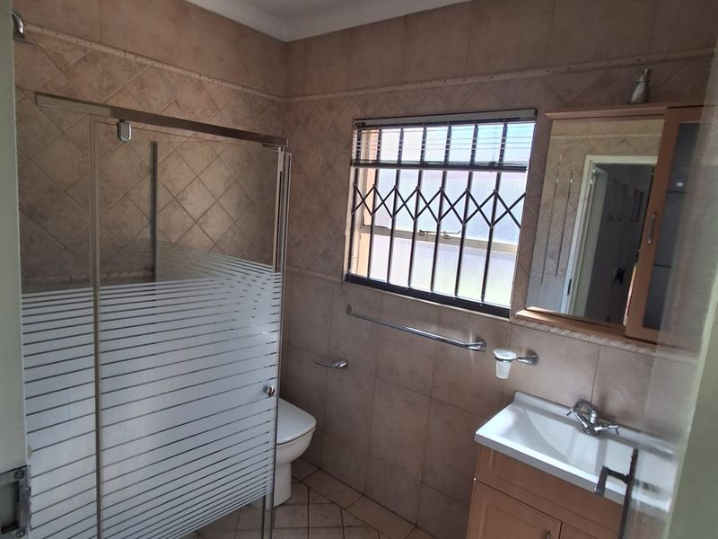 Luxury Riverside Living – A Rare Find at a bargain! - Photo 7