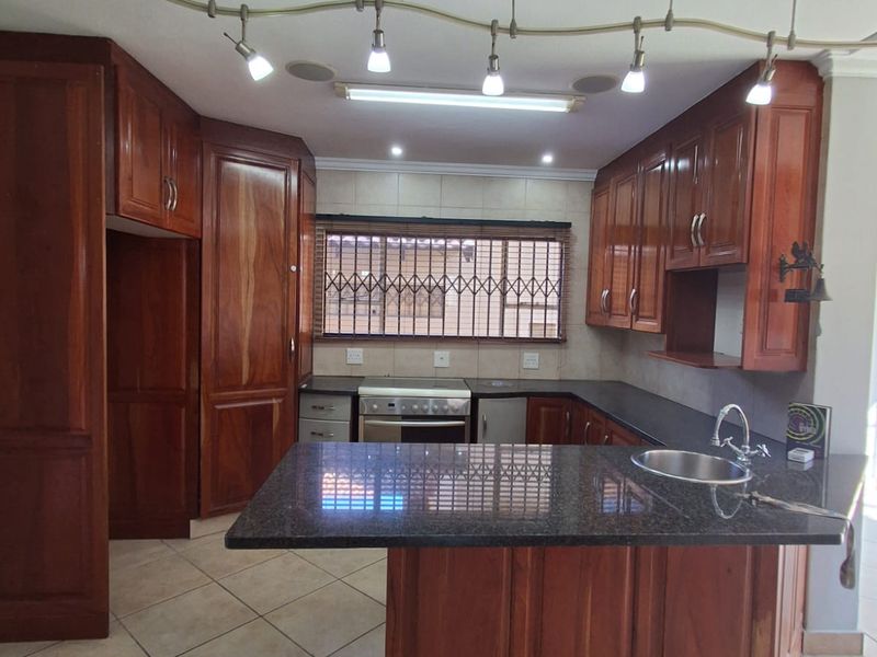 Luxury Riverside Living – A Rare Find at a bargain! - Photo 2