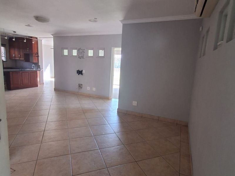 Luxury Riverside Living – A Rare Find at a bargain! - Photo 6