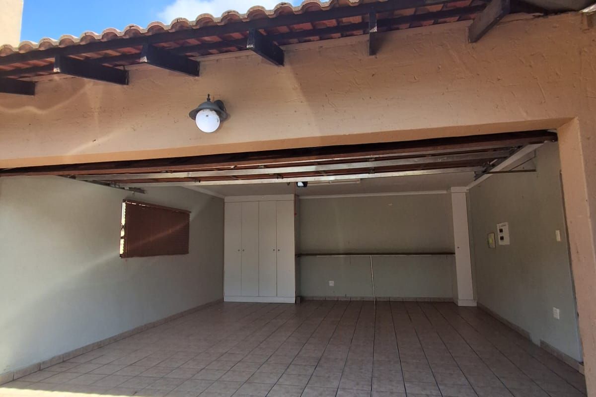 Luxury Riverside Living – A Rare Find at a bargain! - Photo 3