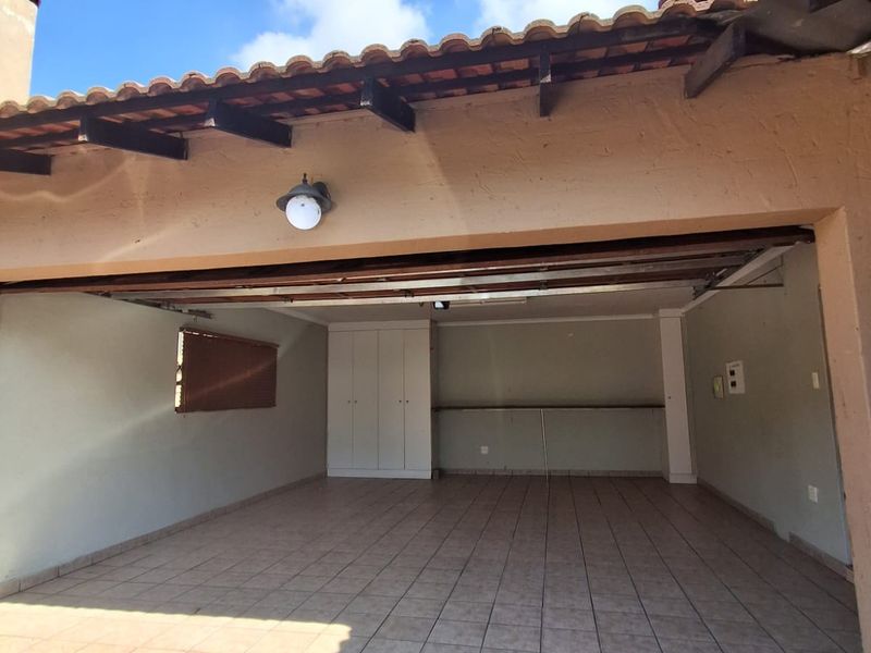 Luxury Riverside Living – A Rare Find at a bargain! - Photo 3