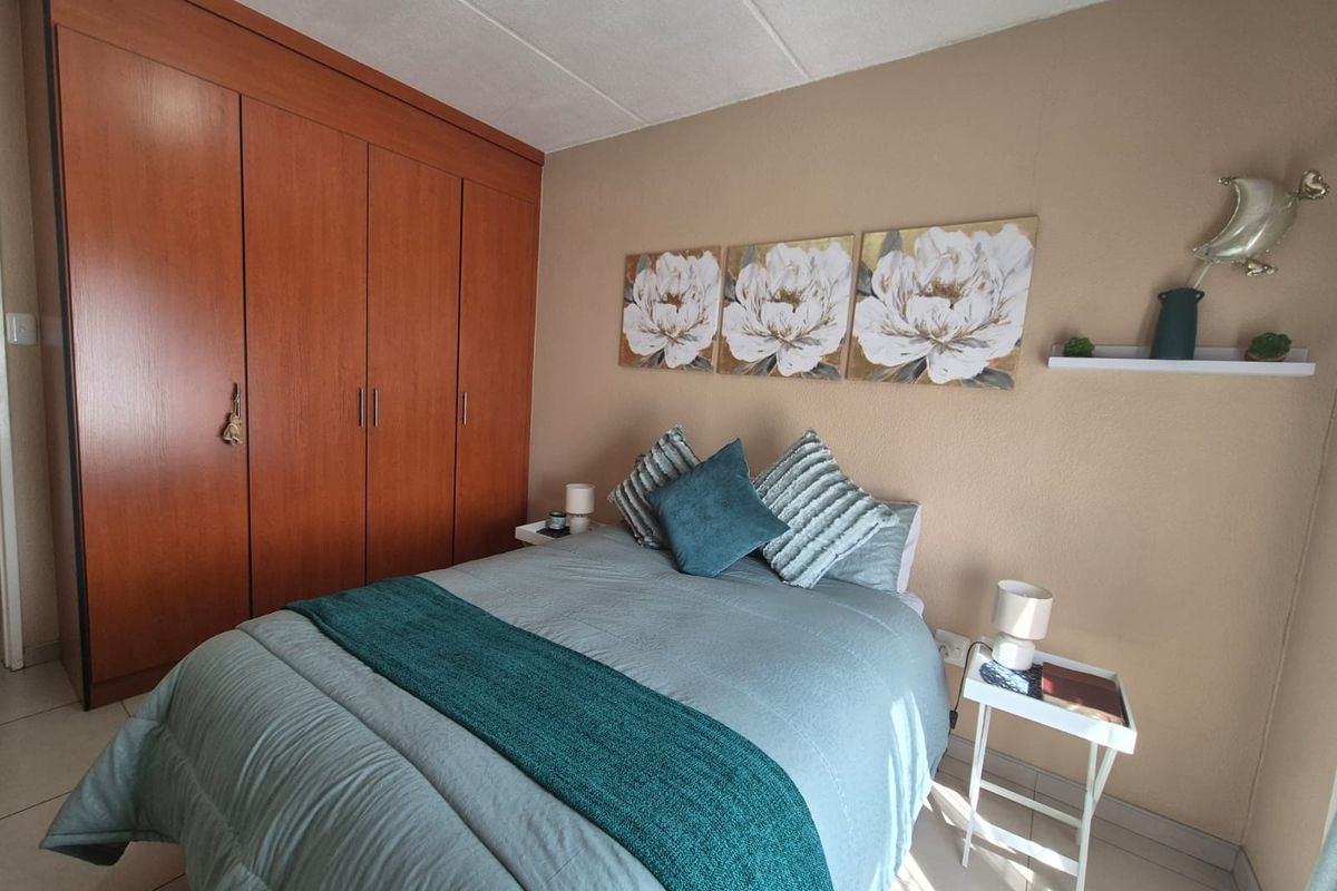 !Location is the Key! !Near High School and Shopping Centre! - Photo 3