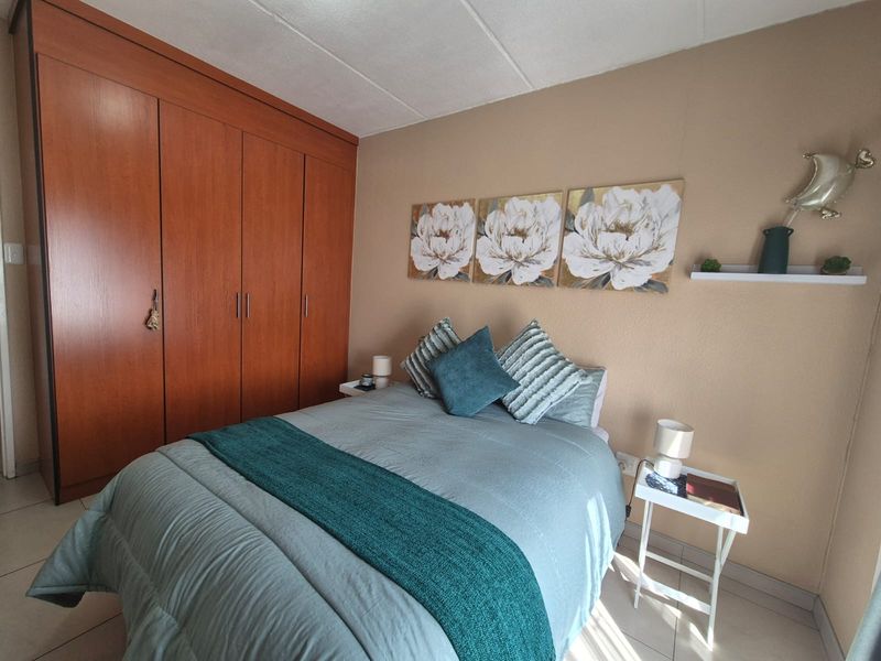 !Location is the Key! !Near High School and Shopping Centre! - Photo 3