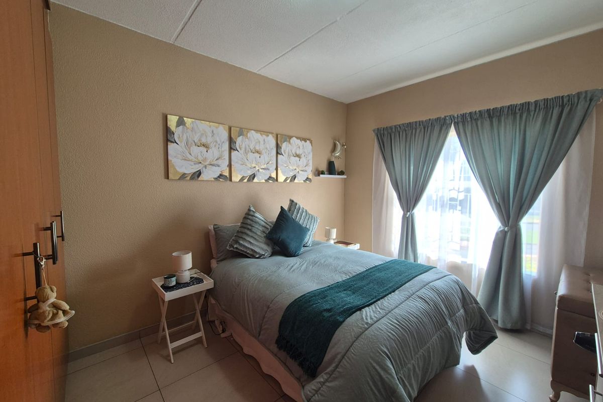 !Location is the Key! !Near High School and Shopping Centre! - Photo 5