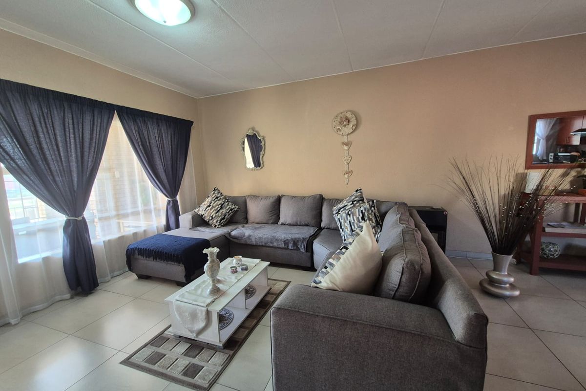!Location is the Key! !Near High School and Shopping Centre! - Photo 4