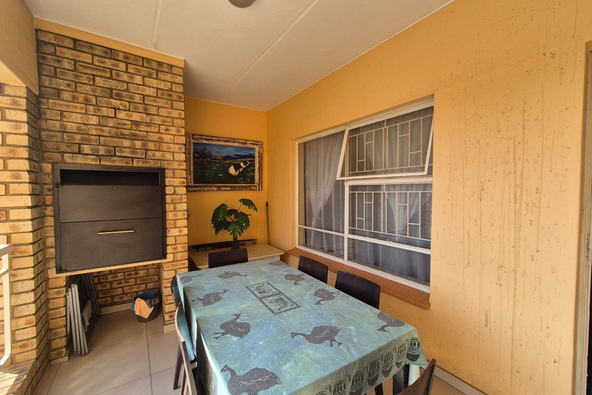 !Location is the Key! !Near High School and Shopping Centre! - Photo 2