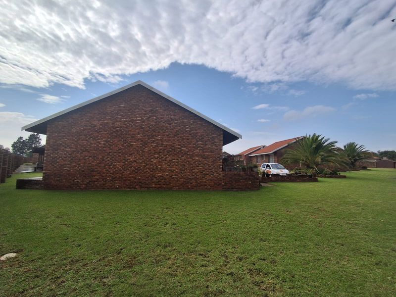 Discover comfort and independence in this beautifully designed Townhouse located in Meyerton. - Photo 4