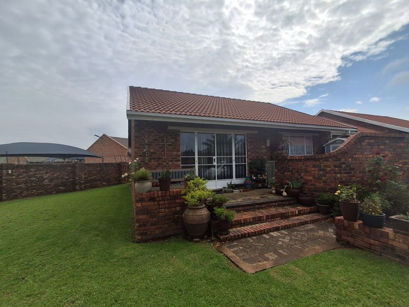 Discover comfort and independence in this beautifully designed Townhouse located in Meyerton. - Photo 7