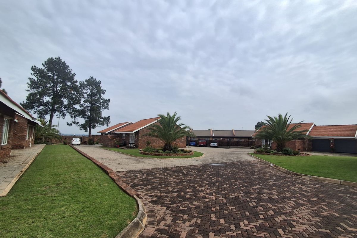 Discover comfort and independence in this beautifully designed Townhouse located in Meyerton. - Photo 2