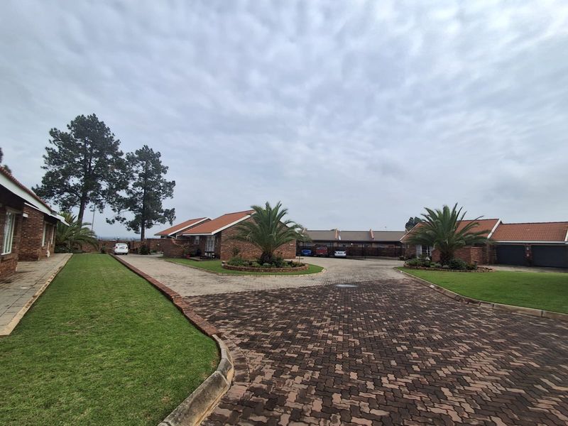 Discover comfort and independence in this beautifully designed Townhouse located in Meyerton. - Photo 2