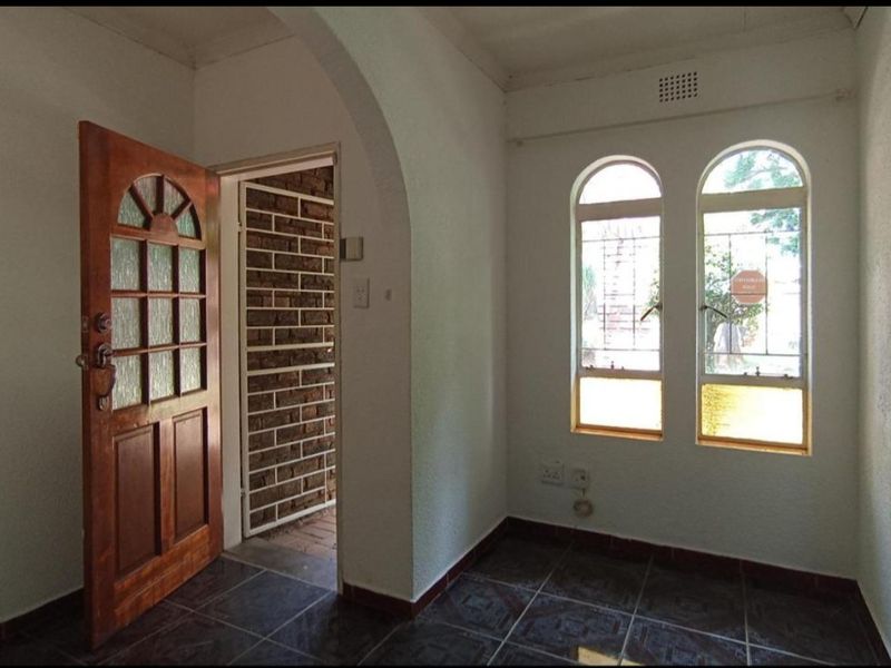 Spacious 4-Bedroom Family Home with Pool and Unique Indoor Fire Feature - Photo 4