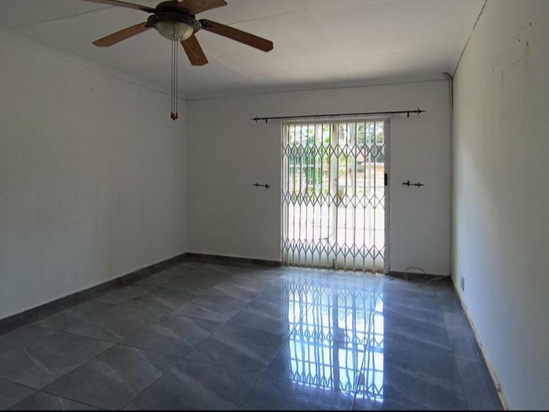 Spacious 4-Bedroom Family Home with Pool and Unique Indoor Fire Feature - Photo 10