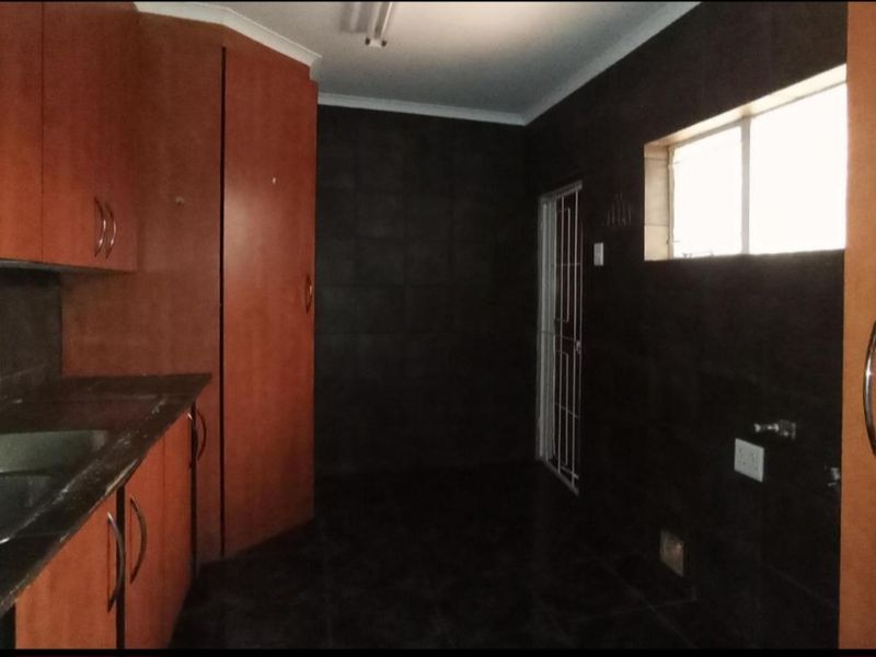 Spacious 4-Bedroom Family Home with Pool and Unique Indoor Fire Feature - Photo 7