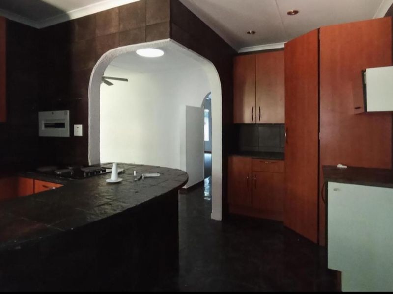 Spacious 4-Bedroom Family Home with Pool and Unique Indoor Fire Feature - Photo 5