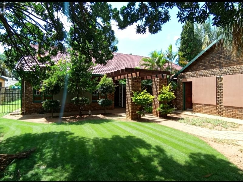 Spacious 4-Bedroom Family Home with Pool and Unique Indoor Fire Feature - Photo 2