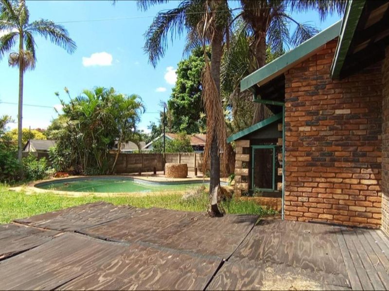 Spacious 4-Bedroom Family Home with Pool and Unique Indoor Fire Feature - Photo 3