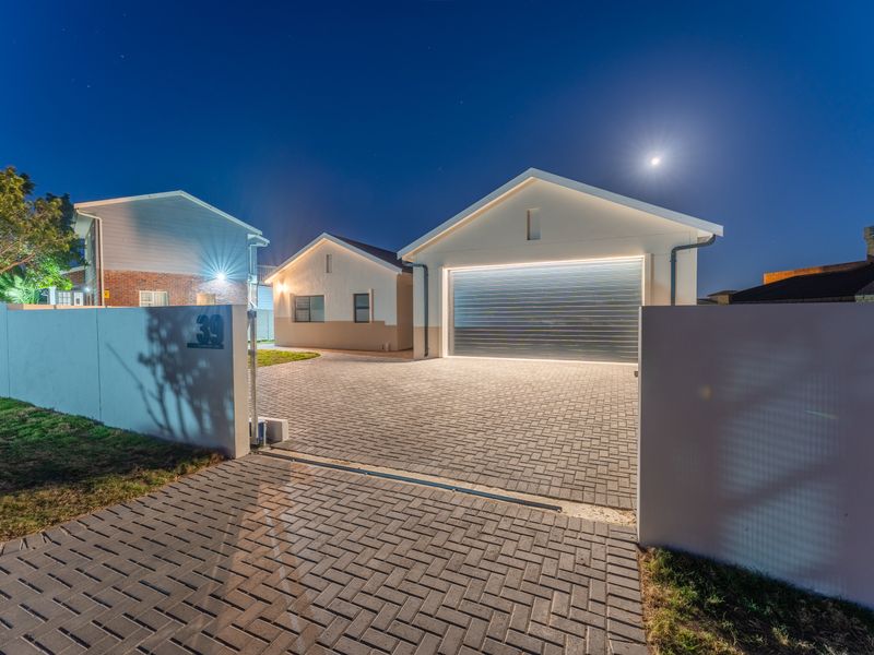 Stylish Newly Built Home with Modern Finishes & Greenbelt Views - Photo 2