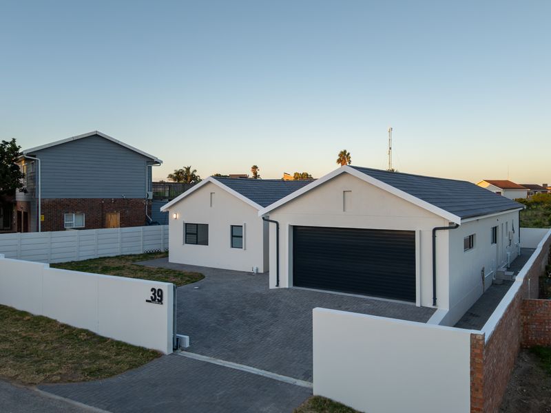 Stylish Newly Built Home with Modern Finishes & Greenbelt Views - Photo 2