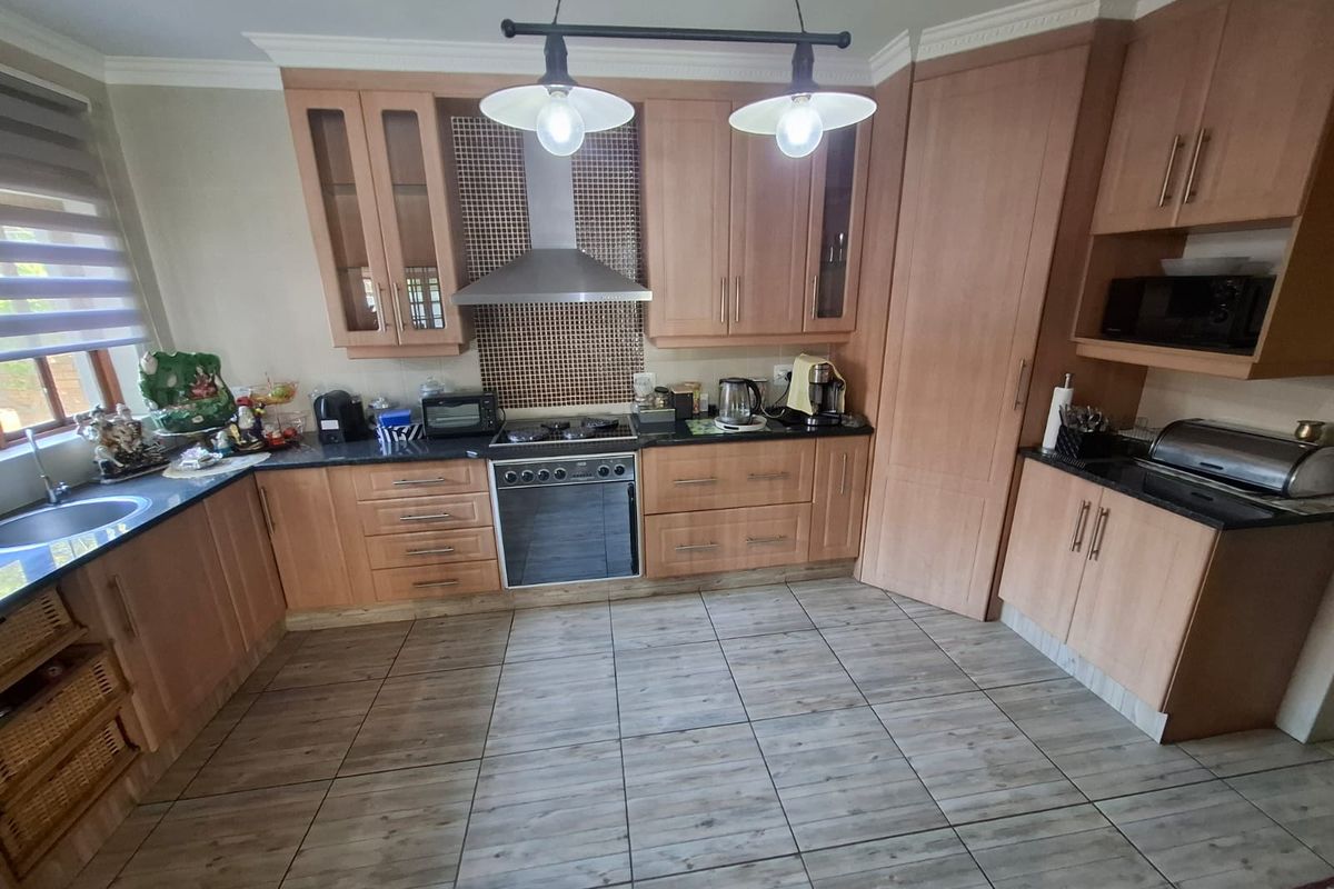 4 Bedroom House Rose Acres - Photo 3