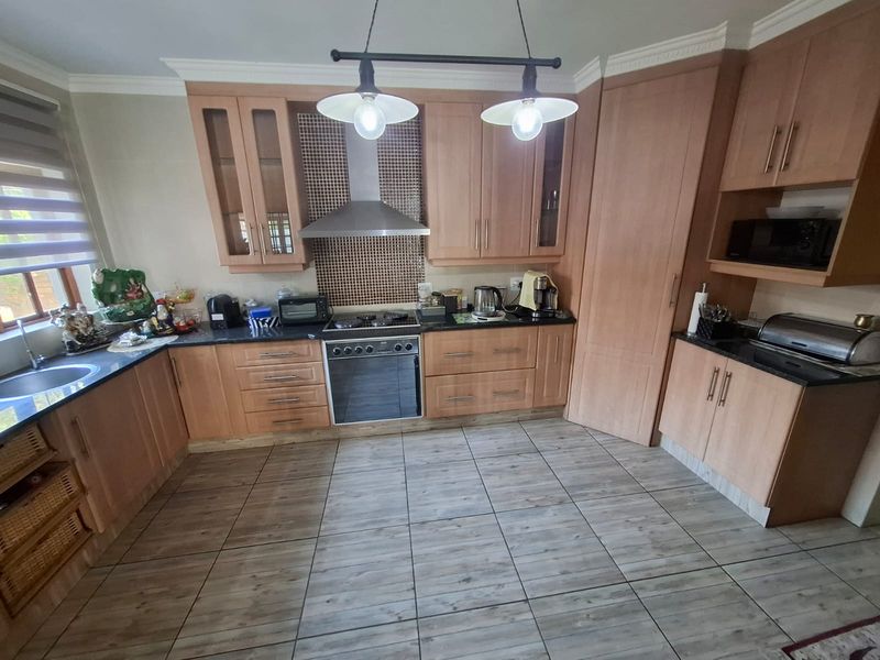 4 Bedroom House Rose Acres - Photo 3