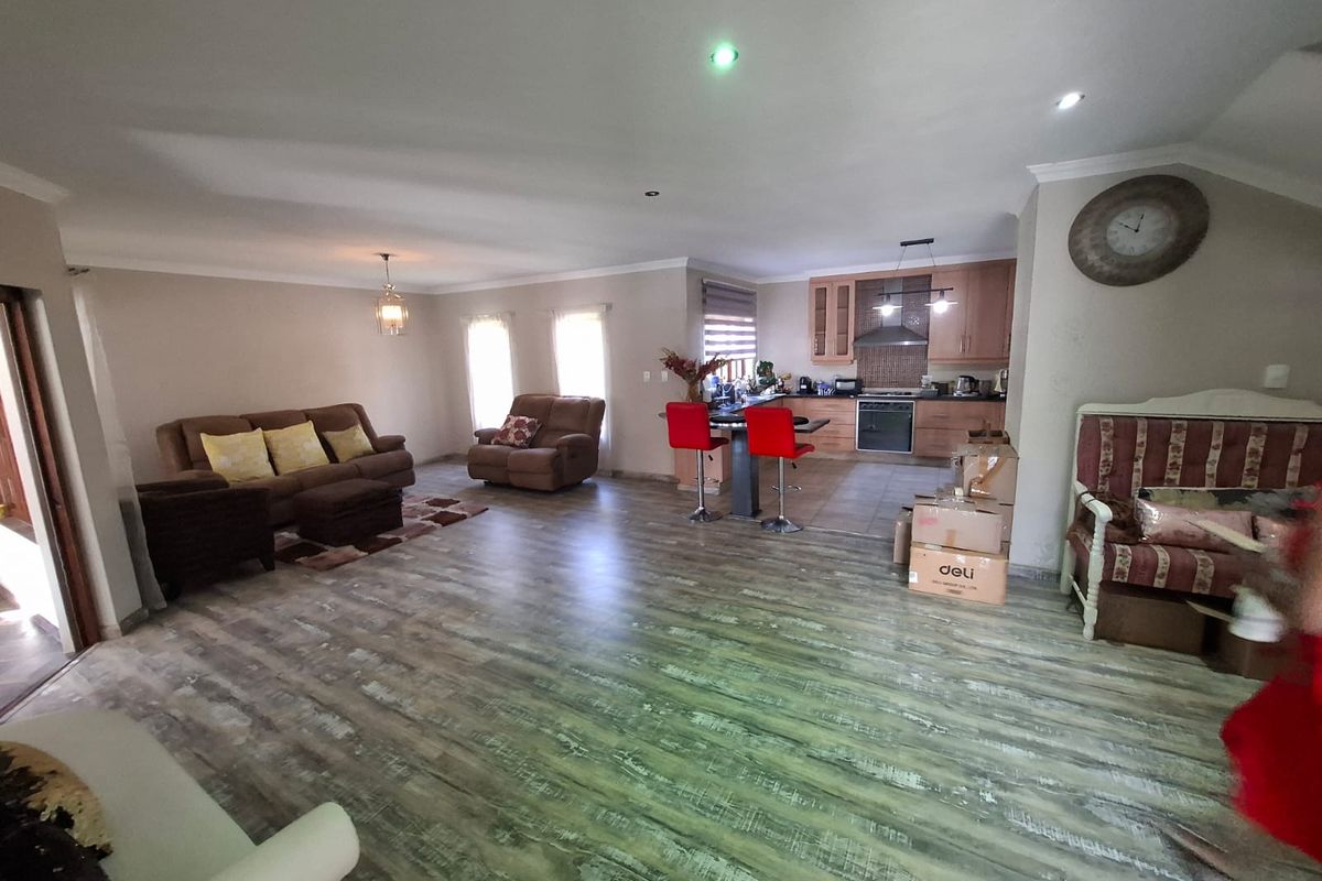 4 Bedroom House Rose Acres - Photo 2