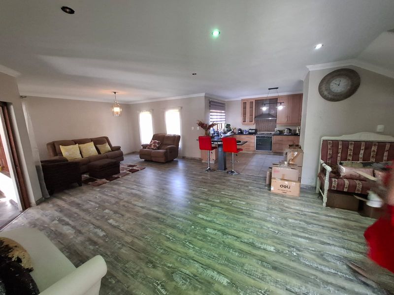 4 Bedroom House Rose Acres - Photo 2