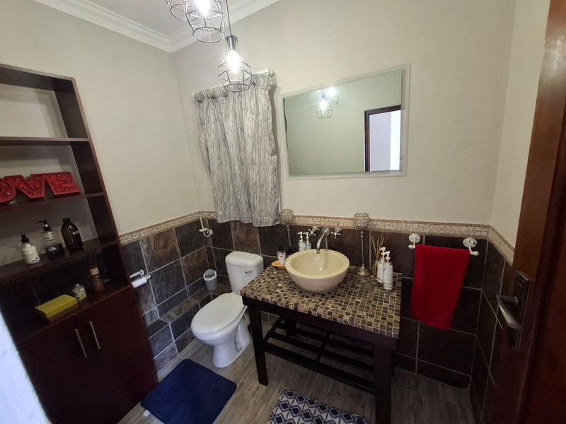 4 Bedroom House Rose Acres - Photo 9