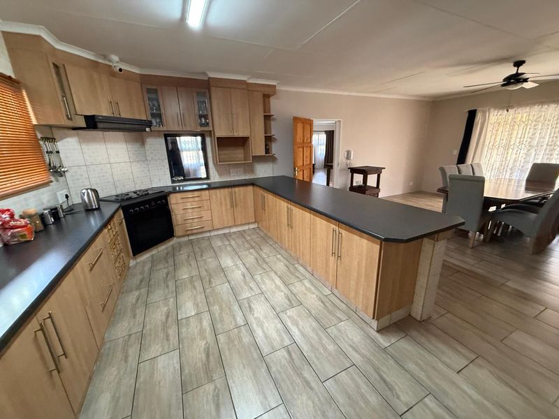 FOR SALE | Vanderbijlpark SE8 | FAMILY HOME WITH EXTRAS - Photo 8