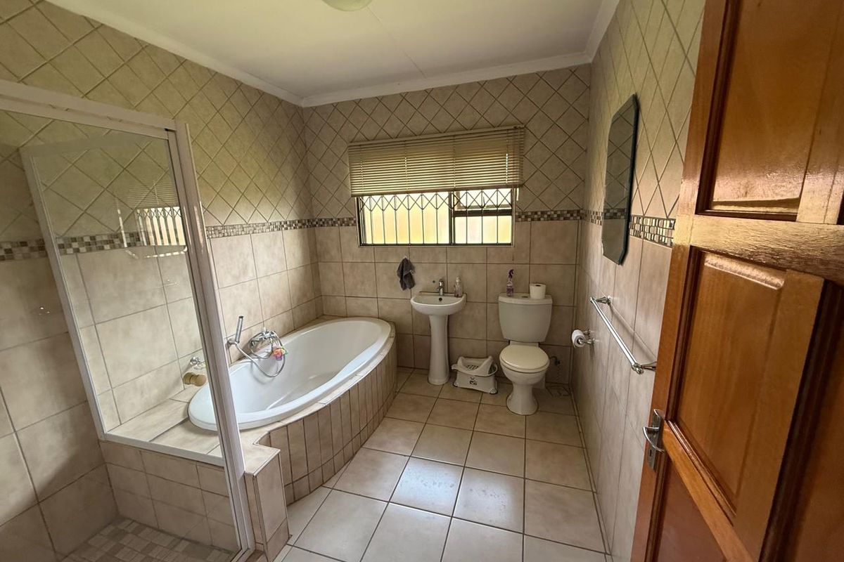 FOR SALE | Vanderbijlpark SE8 | FAMILY HOME WITH EXTRAS - Photo 4