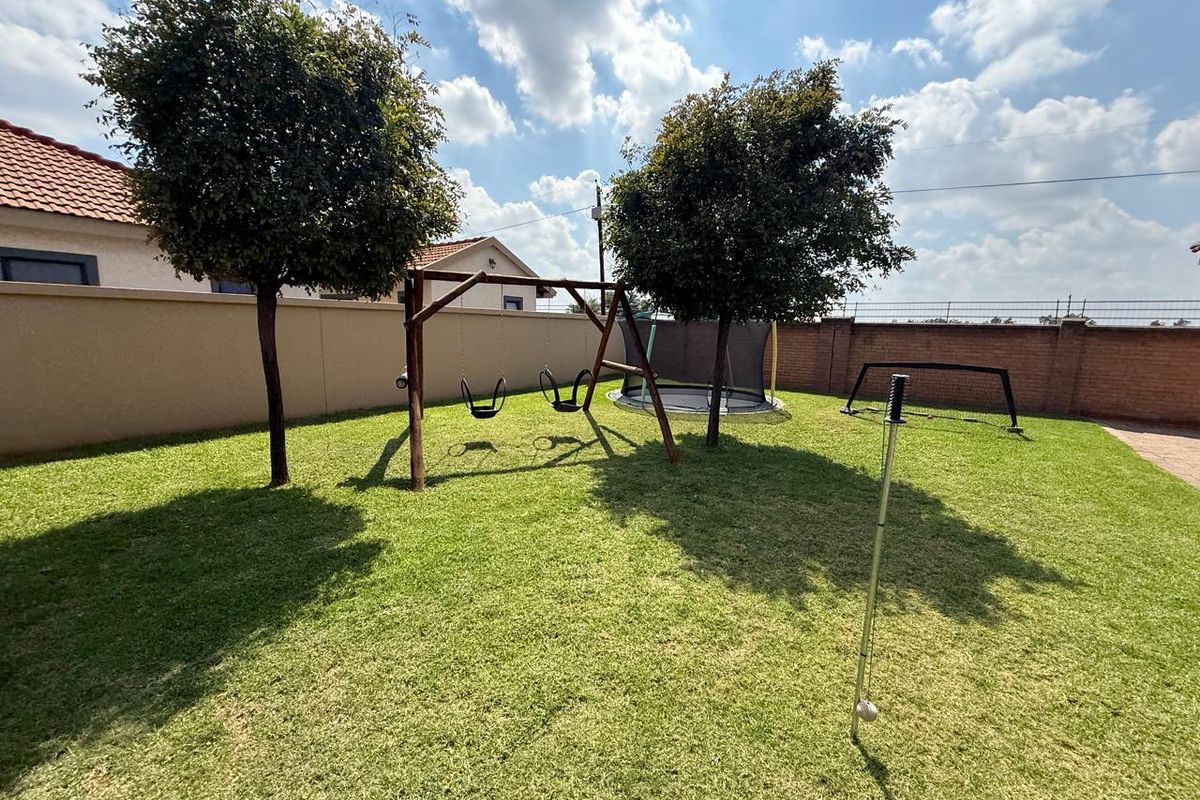 FOR SALE | Vanderbijlpark SE8 | FAMILY HOME WITH EXTRAS - Photo 3