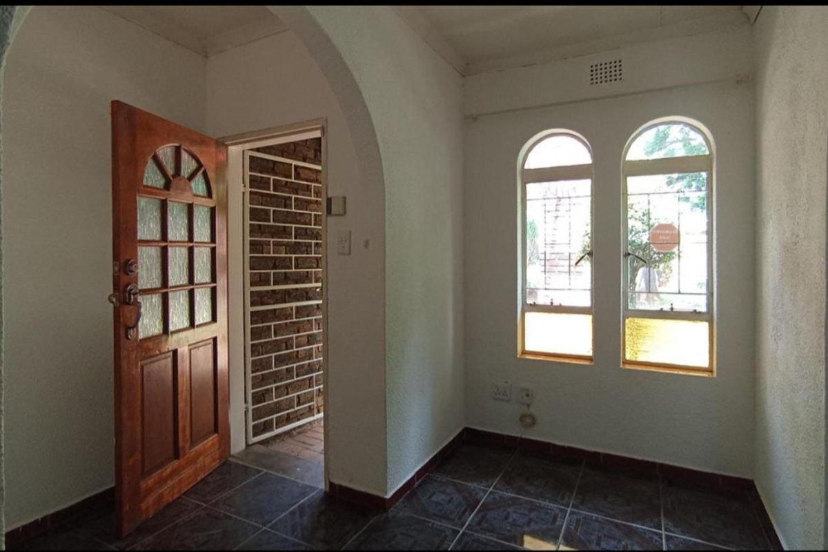 Spacious 4-Bedroom Family Home with Pool and Unique Indoor Fire Feature - Photo 4