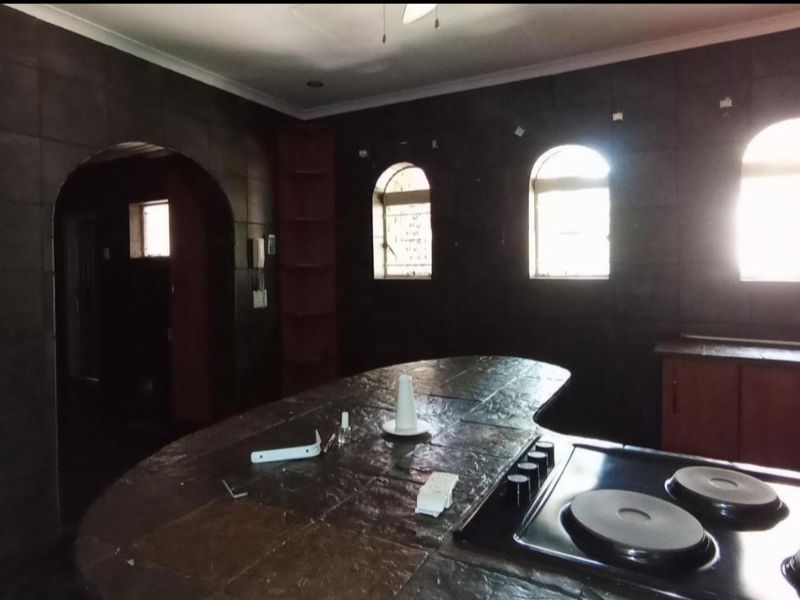 Spacious 4-Bedroom Family Home with Pool and Unique Indoor Fire Feature - Photo 6