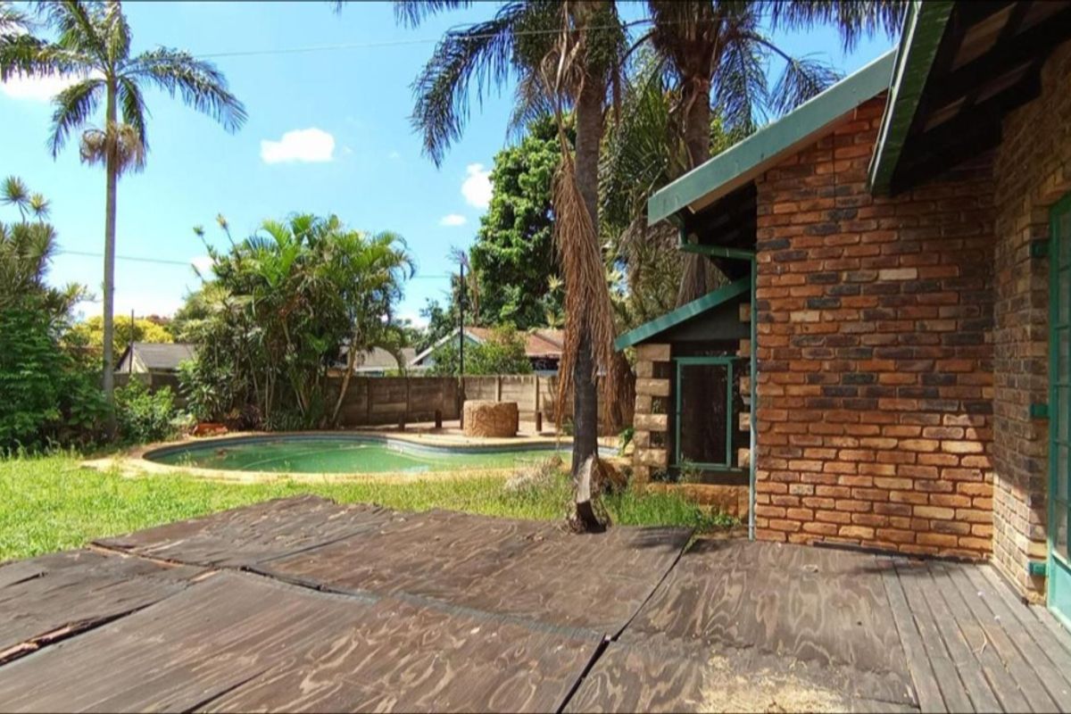 Spacious 4-Bedroom Family Home with Pool and Unique Indoor Fire Feature - Photo 3