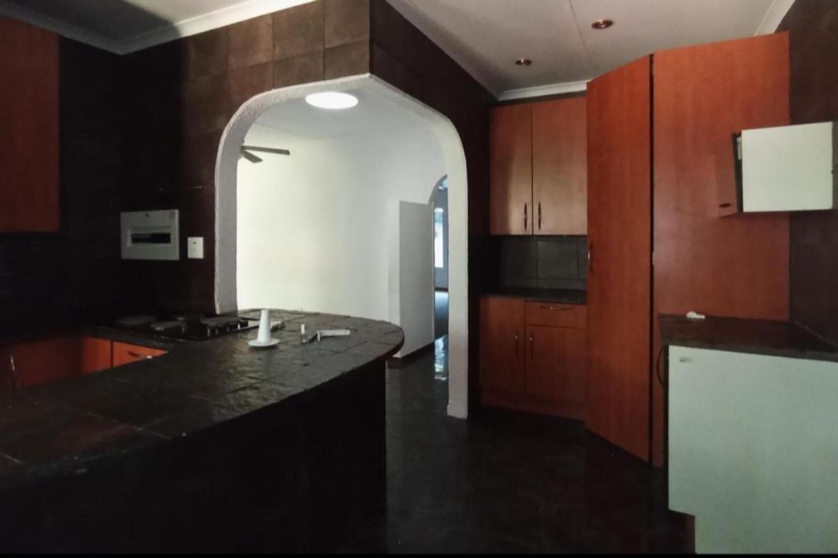 Spacious 4-Bedroom Family Home with Pool and Unique Indoor Fire Feature - Photo 5