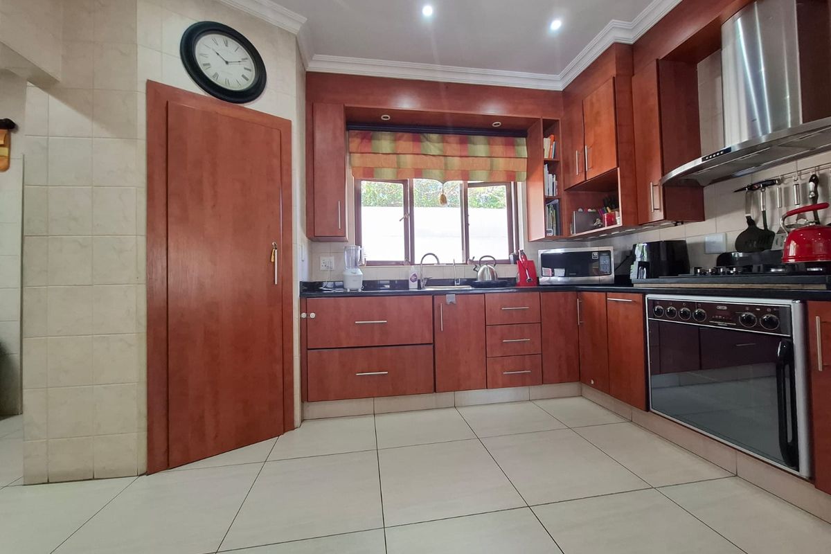 Elegant Single Storey Estate Living - Photo 4