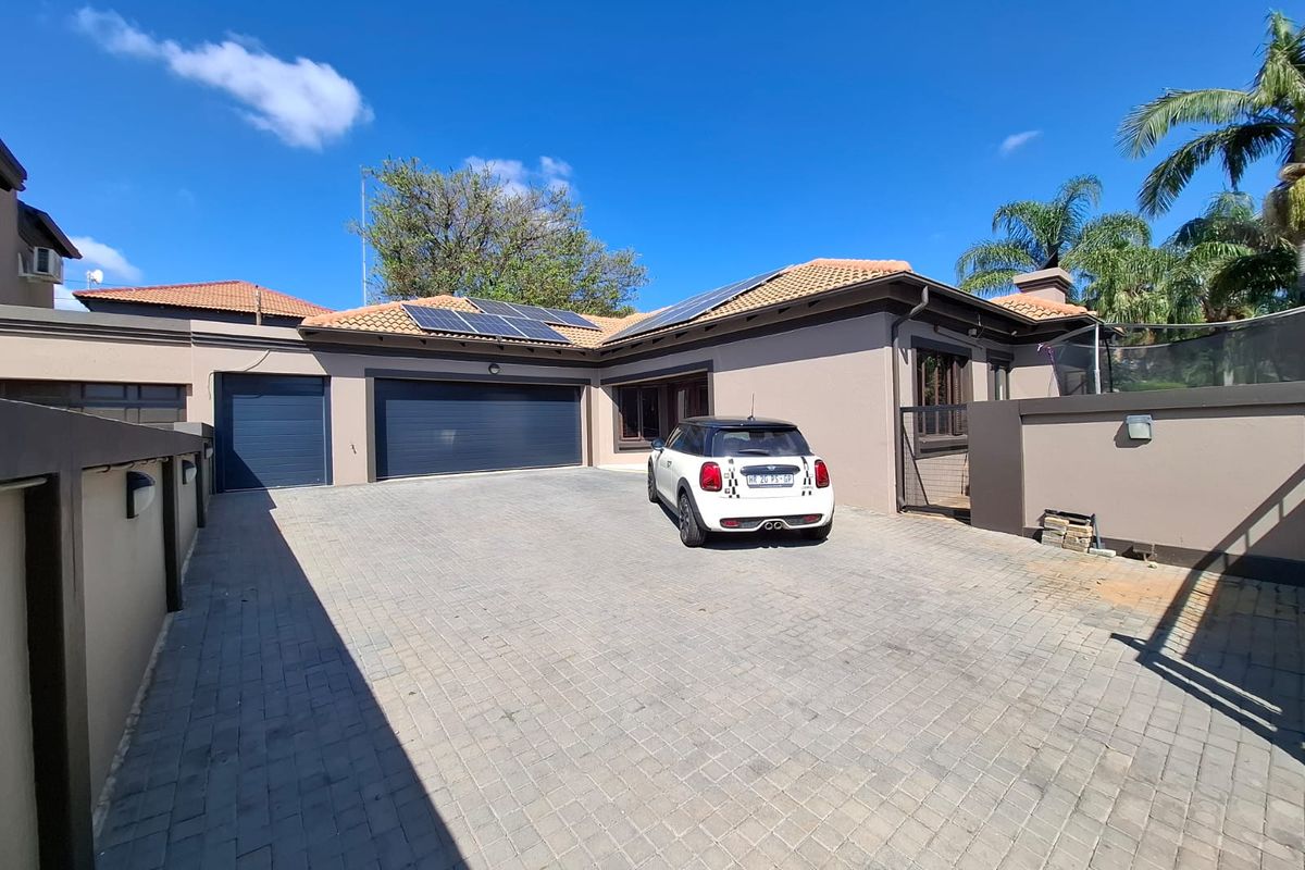 Elegant Single Storey Estate Living - Photo 2