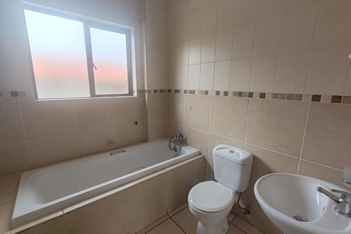 2 Bedroom, 2 Bathroom Upstairs Unit - Photo 4