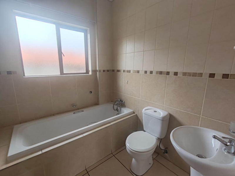2 Bedroom, 2 Bathroom Upstairs Unit - Photo 4