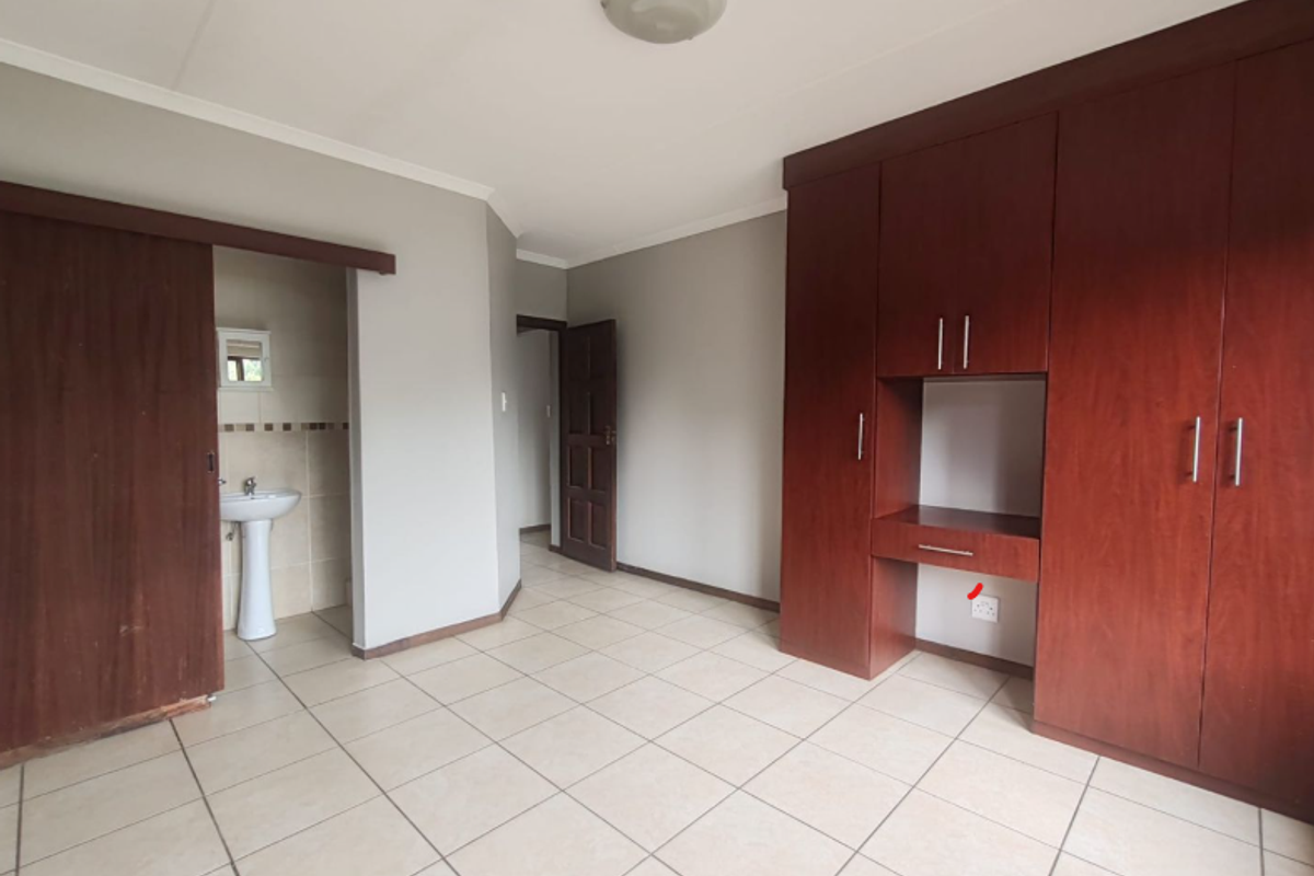 2 Bedroom, 2 Bathroom Upstairs Unit - Photo 5