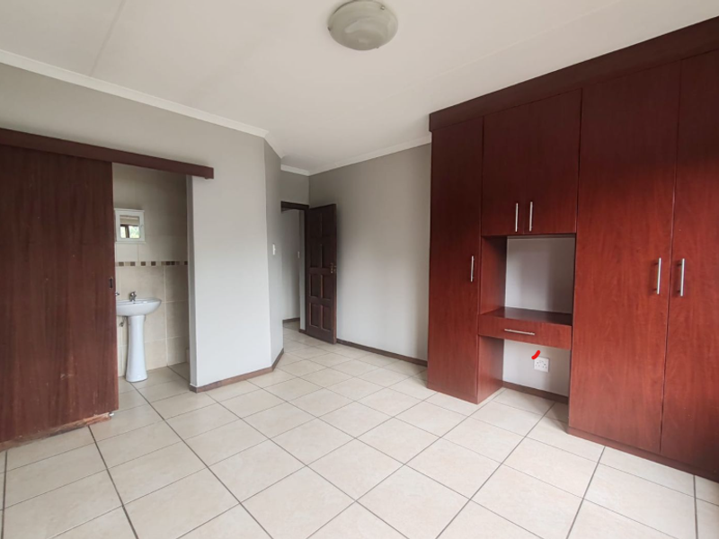 2 Bedroom, 2 Bathroom Upstairs Unit - Photo 5