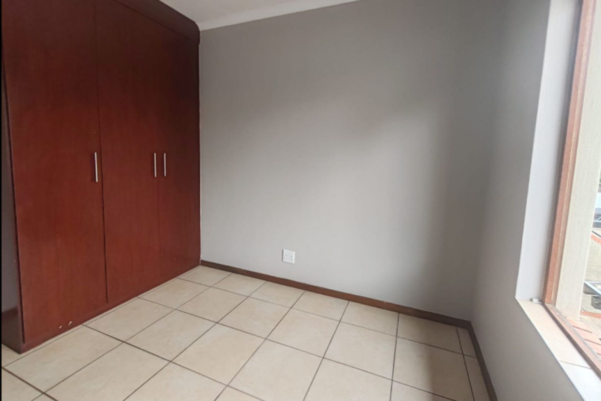 2 Bedroom, 2 Bathroom Upstairs Unit - Photo 3