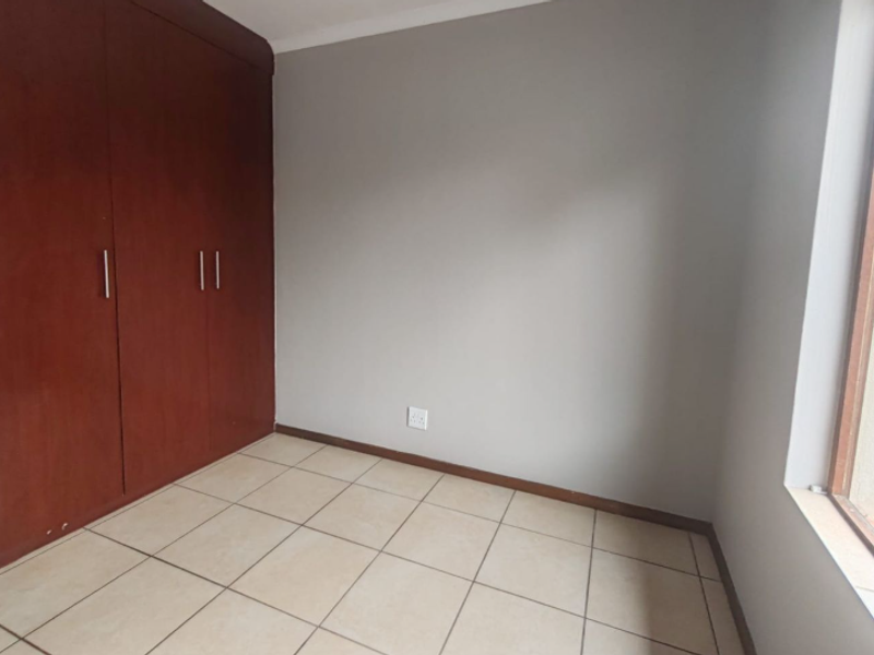 2 Bedroom, 2 Bathroom Upstairs Unit - Photo 3