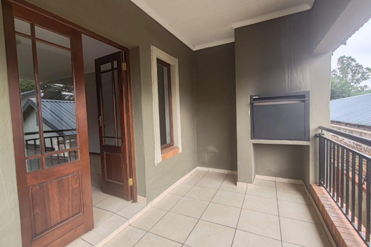 2 Bedroom, 2 Bathroom Upstairs Unit - Photo 2