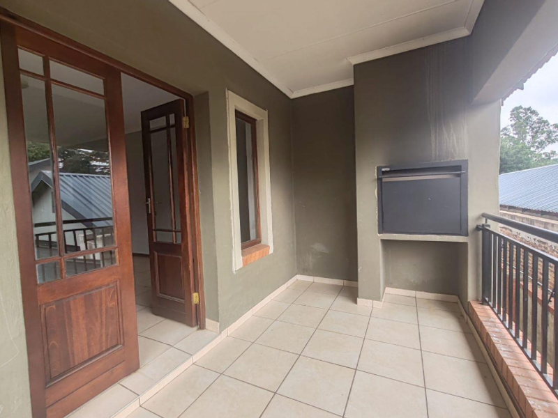 2 Bedroom, 2 Bathroom Upstairs Unit - Photo 2
