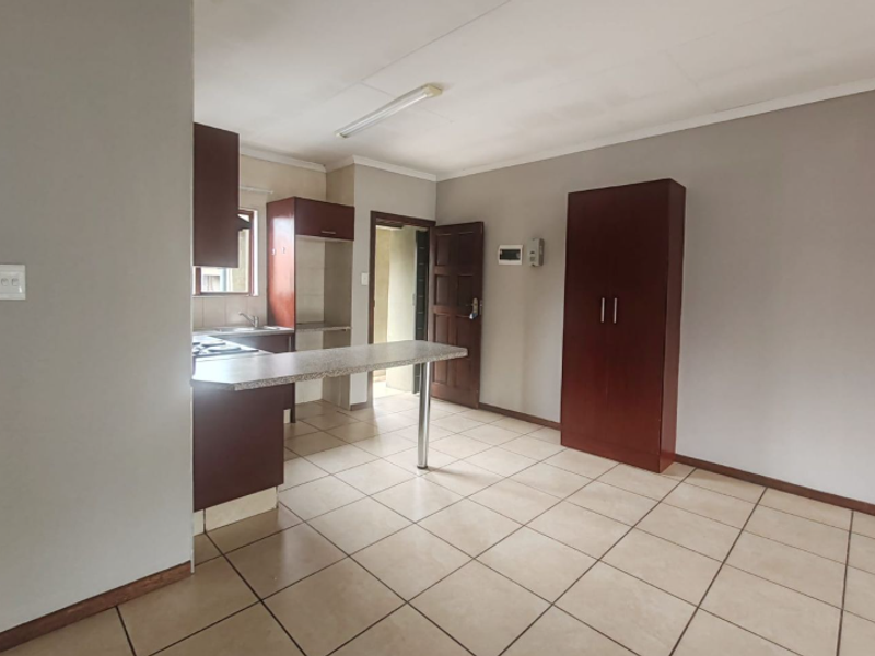 2 Bedroom, 2 Bathroom Upstairs Unit - Photo 9